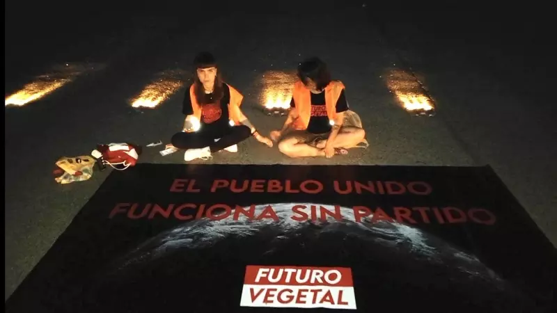 Dos activistas de Futuro Vegetal protestan en una pista del Aeropuerto Adolfo Suárez Madrid Barajas.