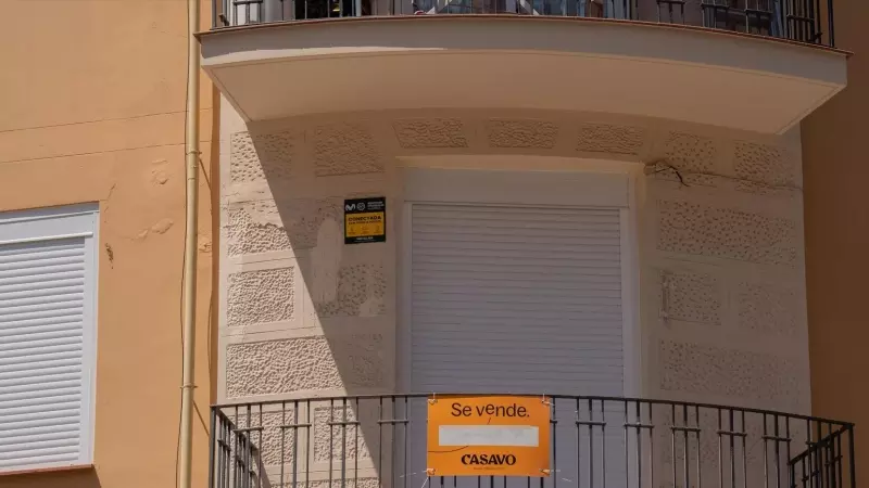 Cartel de 'Se Vende' en un balcón de una vivienda, a 17 de mayo de 2023, en Barcelona (Catalunya).