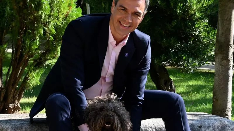 El presidente del Gobierno, Pedro Sánchez, posa junto a sus perros.