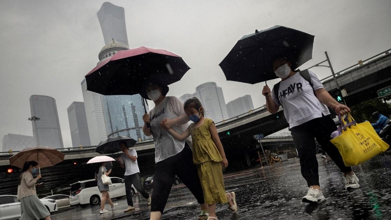 Un grupo de personas camina en el Distrito Central de Negocios de Pekín, a 12 de julio de 2023