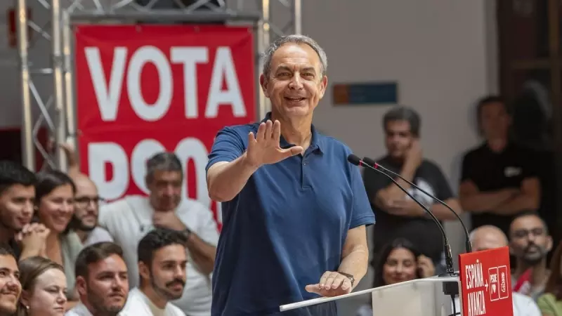 El expresidente del Gobierno José Luis Rodríguez Zapatero durante su participación en un acto de campaña del PSOE en Cádiz.