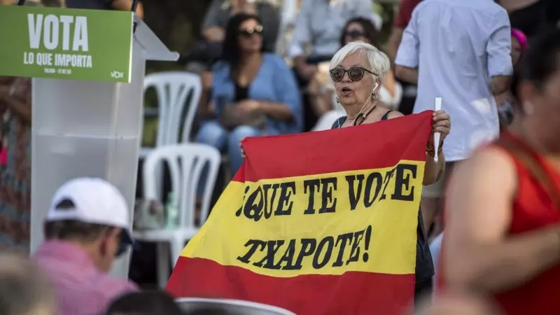 21/07/2023 Una asistente muestra una bandera de España en la que se lee 'Que te vote Txapote' durante un acto de campaña de Vox en Toledo