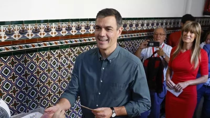 El presidente del Gobierno, Pedro Sánchez, ejerce su derecho al voto acompañado de su mujer, Begoña Gómez, en el Colegio Nuestra Señora del Buen Consejo, en Madrid a 23 de julio de 2023