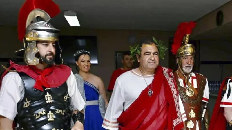 El alcalde del municipio palentino de Saldaña, Adolfo Palacios (PP), entra en el colegio electoral vestido de emperador romano, 'Imperator Saldaniae', junto a un séquito de soldados y doncellas también romanos, al coincidir la jornada electoral este domin