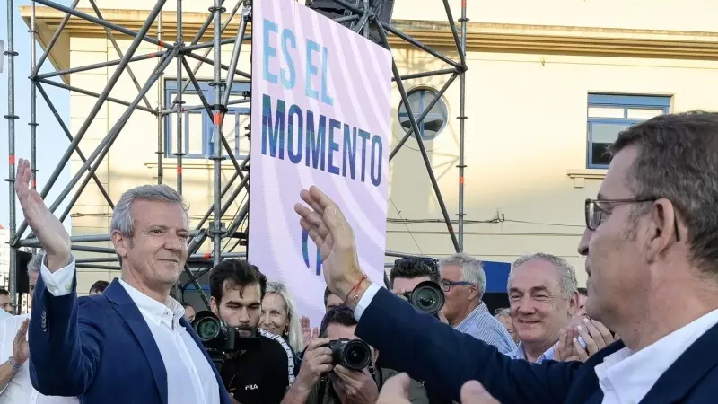 24/7/23 El presidente de la Xunta, Alfonso Rueda, y Feijóo se saludan durante un acto electoral en A Coruña.