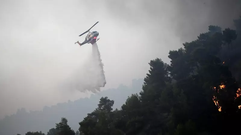 24/07/2023 - Un helicóptero arroja agua para extinguir un incendio forestal en Diakopto, Egio (Grecia), a 24 de julio de 2023.