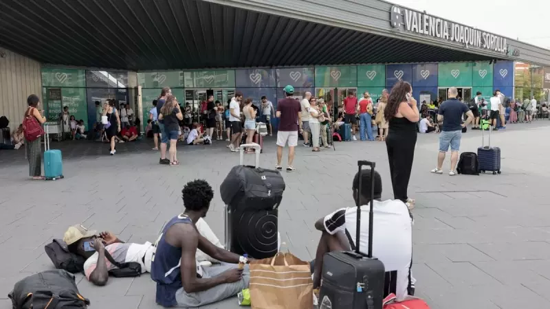 24/07/2023 Varias personas esperan en la entrada de la estación València Joaquín Sorolla tras la suspensión de los servicios AVE