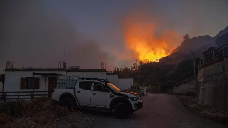 Las llamas y el humo se elevan mientras un incendio forestal arde cerca del pueblo de Asklipieio, en la isla de Rodas, Grecia , el 24 de julio de 2023.