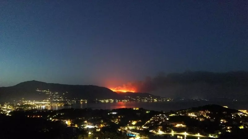 Columnas de humo se elevan de un incendio forestal en la isla de Corfú , Grecia, el 23 de julio de 2023 en esta imagen obtenida de las redes sociales.