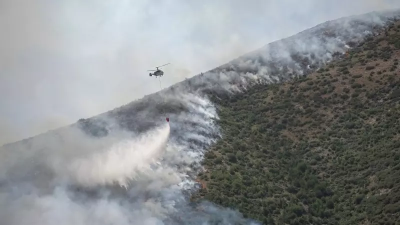 El fuego también arde cerca de Palia Perithia, en Corfú, donde los bomberos arrojan agua desde helicópteros para tratar de apagar las llamas y reducir el tiempo de propagación.