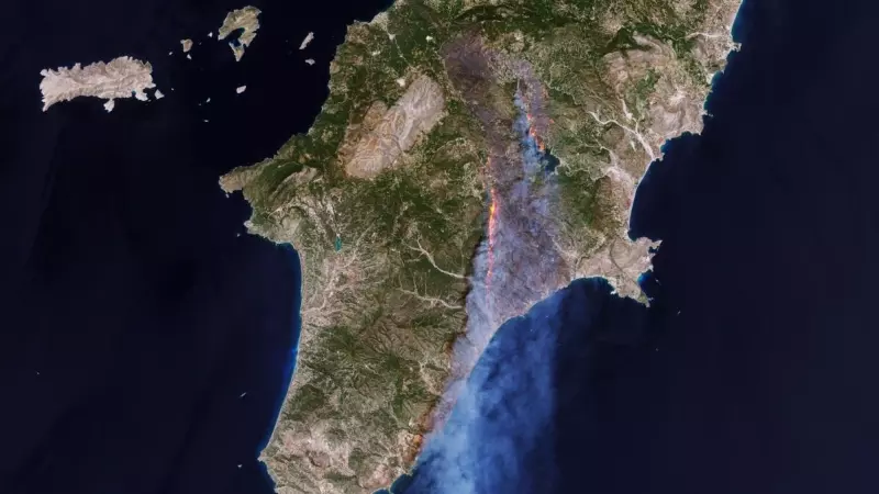 Vista de satélite del incendio en Radas, Grecia