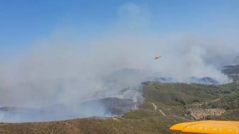 Aviones de extinción de incendios turcos sobrevuelan un incendio forestal en la isla de Rodas, Grecia