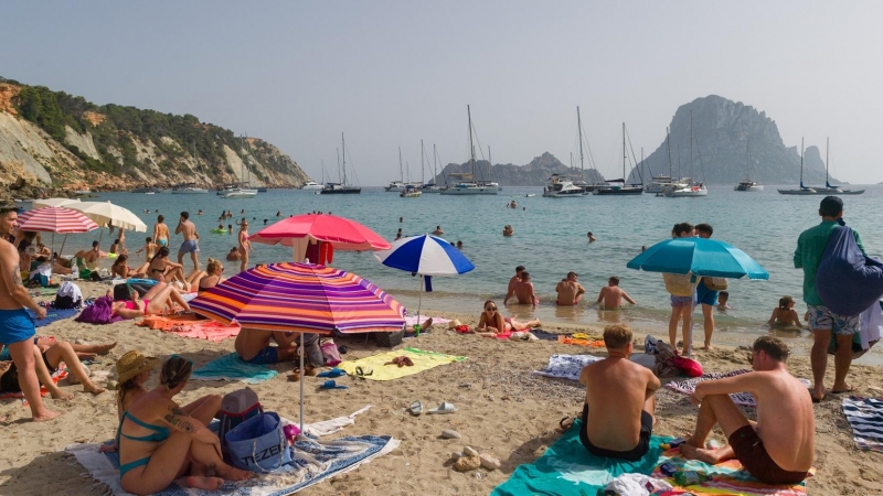 11/07/2023 - Varias personas en la playa de Cala d'Hort, a 11 de julio de 2023, en Ibiza, Illes Balears.