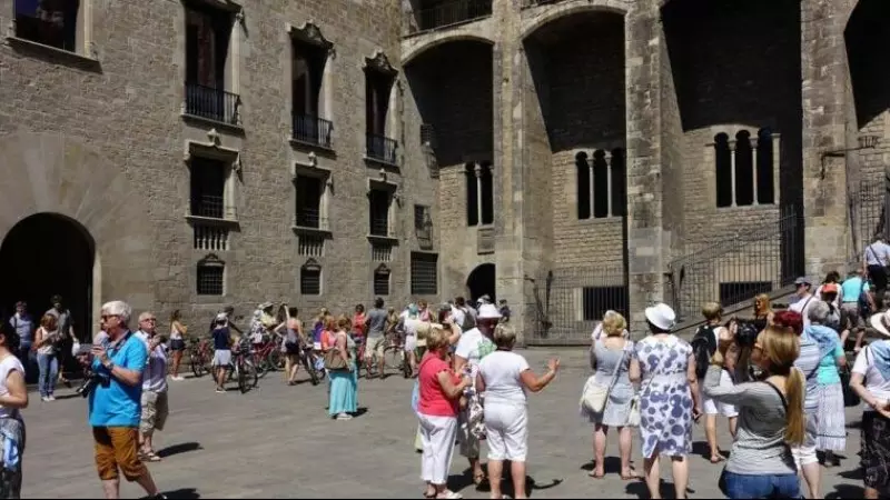 06/2023 - Turistas en la plaça del Rei de Barcelona.