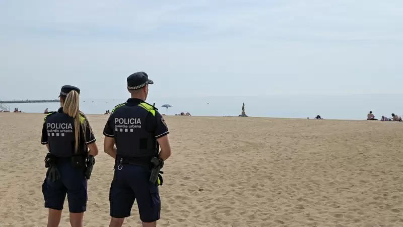 Dos agents de la Guàrdia Urbana de Barcelona patrullant a la platja
