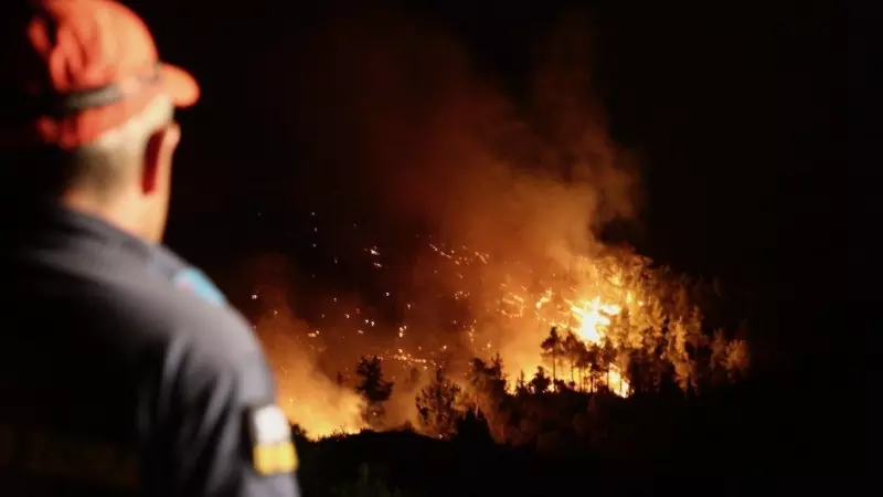 Un bombero intenta apagar un incendio forestal en el pueblo de Asklipio, en la isla de Rodas, a 23 de julio de 2023.