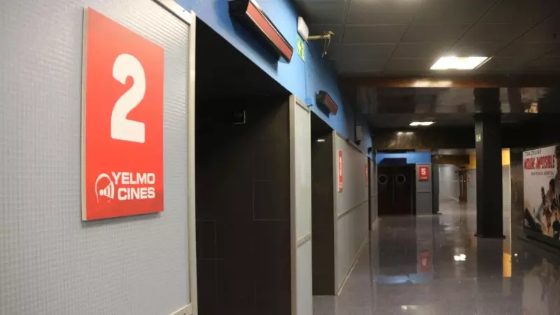 Entrada a una de les 15 sales dels cinemes Yelmo Icària de la Vila Olímpica de Barcelona abans del seu tancament definitiu