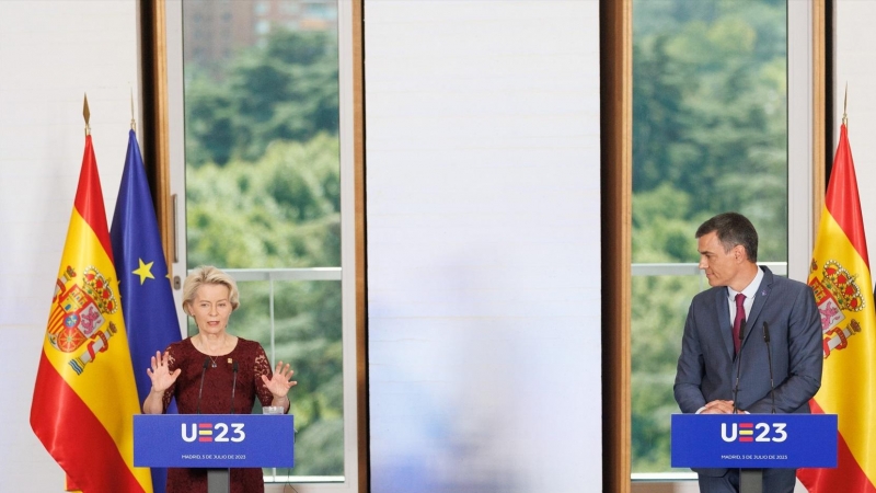 La presidenta de la Comisión Europea, Ursula von der Leyen y el presidente del Gobierno, Pedro Sánchez, durante una rueda de prensa celebrada el pasado 3 de julio.