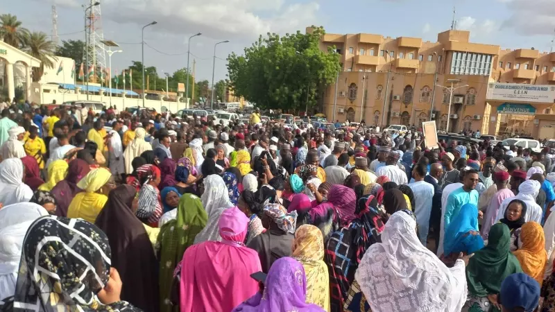 26/07/2023 - Cientos de manifestantes se congregaron frente a la Asamblea Nacional para defender la democracia nigerina, a 26 de julio de 2023.