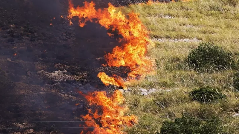 El fuego quema un terreno en la región de Capaci, en Italia, a 25 de julio de 2023