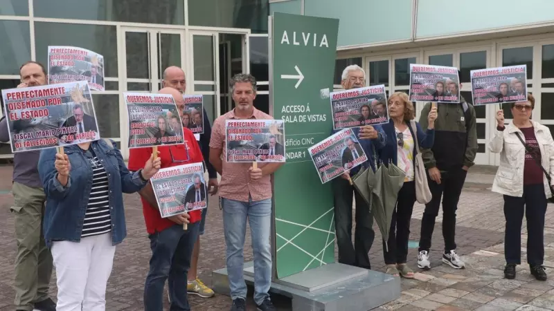27/07/2023 Miembros de la Plataforma de Víctimas por el accidente del Alvia a las puertas del tribunal de Santiago de Compostela