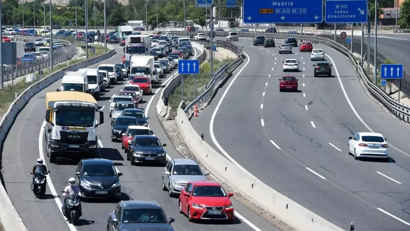 Decenas de vehículos en la autovía A-3, en la operación salida de la segunda quincena de julio, a 14 de julio de 2023, en Madrid