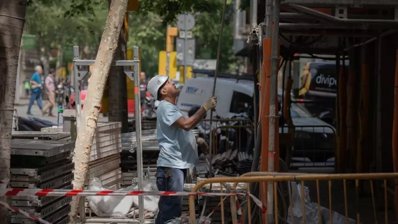 Un obrero durante la construcción de una obra, a 10 de mayo de 2023, en Barcelona, Catalunya.