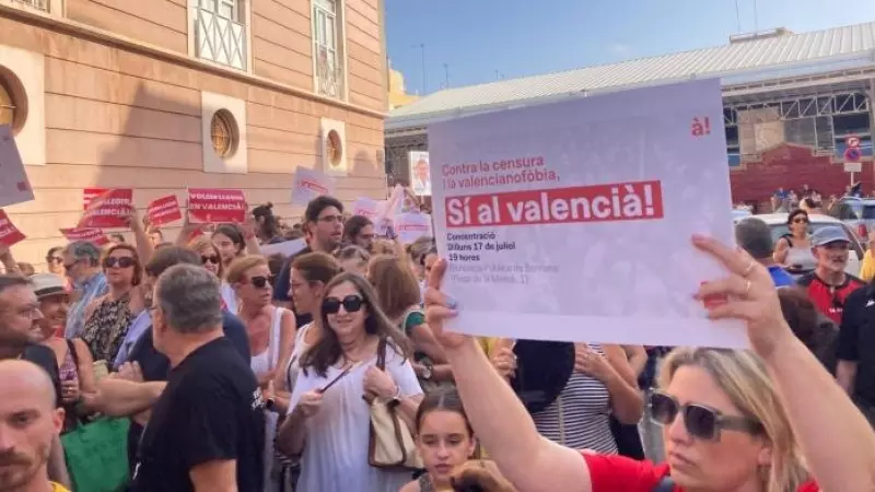 Manifestación en Borriana contra la censura de Vox a varias revistas en valenciano.