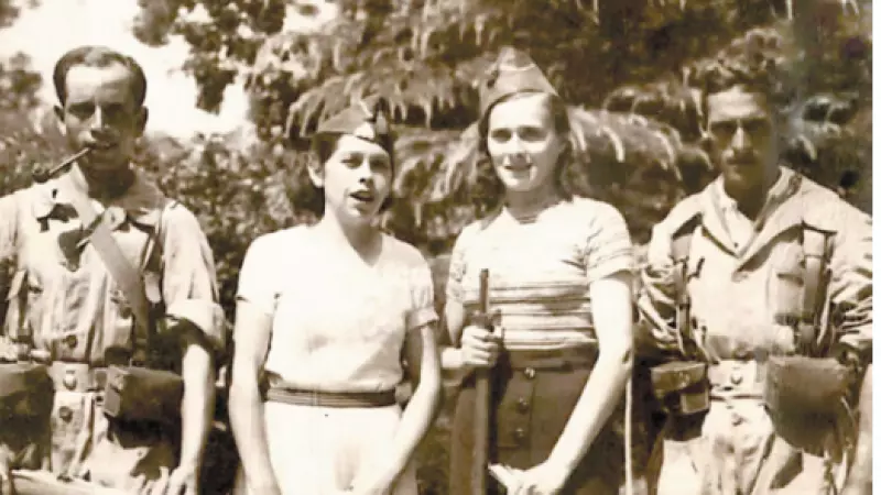 Dionisia Manzanero (con fusil) con varios compañeros del Batallón Octubre de la JSU. Foto tomada el 14 de Agosto de 1938. Archivo familiar (Alfredo Jimeno Manzanero)