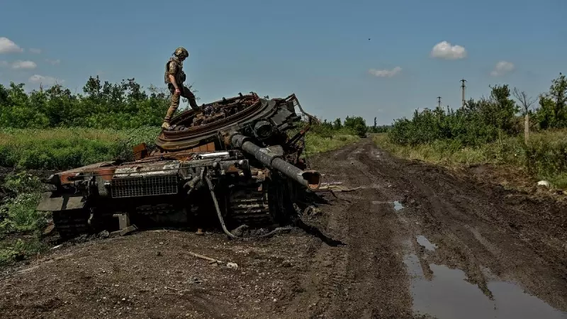 Un militar ucraniano inspecciona un tanque ruso destruido en la recuperada Novodarivka, en la región de Zaporiyia a 21 de julio de 2023