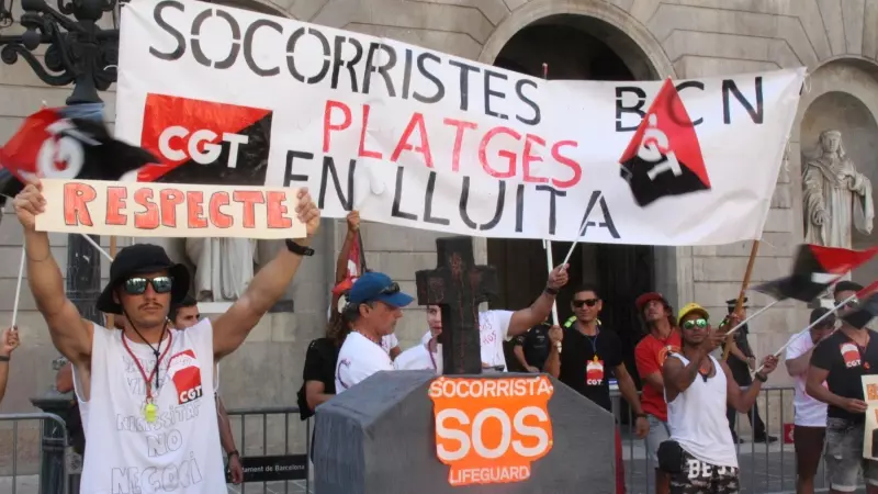 Protesta dels socorristes de platges de Barcelona per reclamar millores laborals