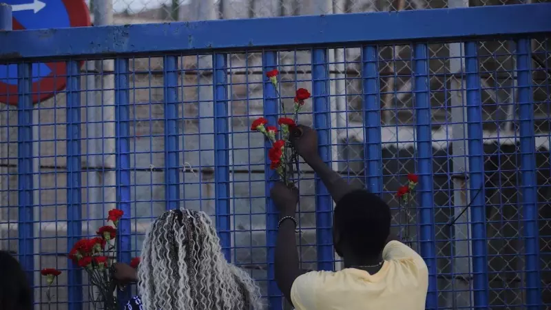 Homenaje con flores en la valla en memoria de las víctimas fallecidas, heridas y desaparecidas en Melilla hace un año, a 24 de junio de 2023.