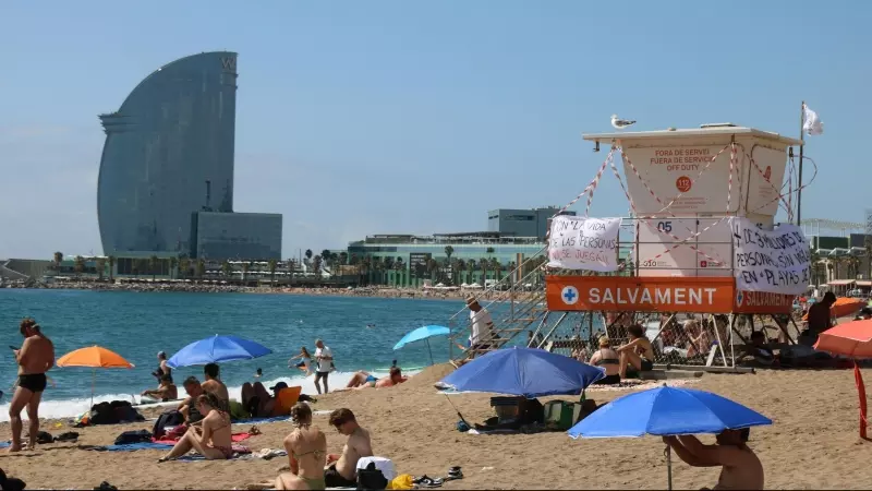 Platja de la Barceloneta amb una torre de salvament fora de servei per la vaga de socorristes