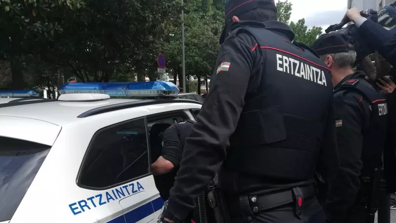 Foto de archivo, varios oficiales de la Ertzaintza a la salida de la comisaría de Irún