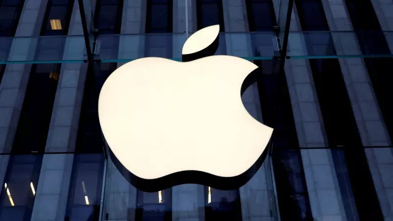 Imagen del logo de Apple en su sede de Manhattan, en Nueva York.