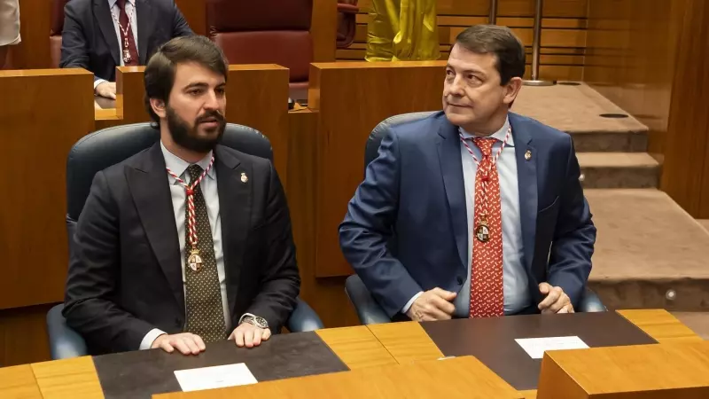 El vicepresidente de la Junta de Castilla y León, Juan García-Gallardo (i), y el presidente autponómico, Alfonso Fernández Mañueco (d), durante el acto de celebración del 40 Aniversario del Estatuto de Autonomía de Castilla y León en las Cortes de la regi