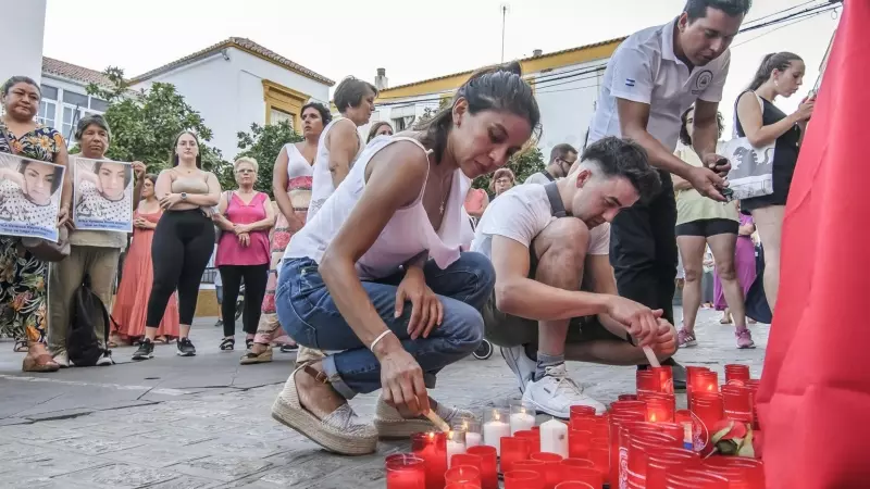 Vecinos de la localidad sevillana de Utrera, en una concentración ante el Ayuntamiento del municipio, en memoria de Erica Vanessa Reyes Álvarez, a 1 de agosto de 2023.