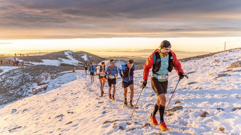 Participants de la darrera edició de l'Ultra Pirineu arribant al punt del Niu de l'Àliga