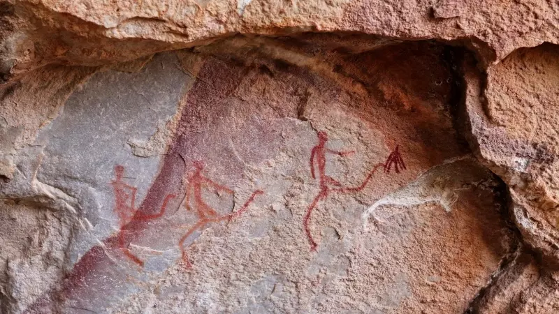 Antiguos dibujos prehistóricos en las paredes de piedra de una cueva (archivo)