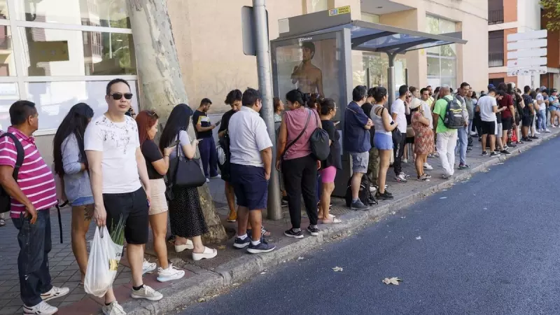 Numerosas personas guardan cola para subir al autobús tras el colapso de la red de Cercanías de Madrid, a 3 de agosto de 2023