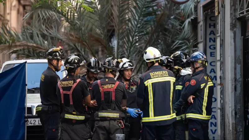 Bombers al Raval de Barcelona on ha caigut una palmera a una dona