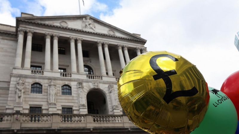 Un globo con el símbolo de la libra esterlina, en una manifestación frente a la sede del Banco de Inglaterra, en la City londinense, protestando contra la subida de los tipos de interés. REUTERS/Susannah Ireland