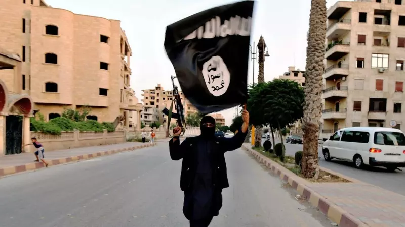 Foto de archivo. Un terrorista del Estado Islámico con su bandera.