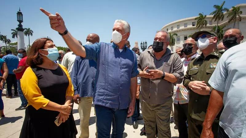 El presidente de Cuba, Miguel Díaz-Canel, con ciudadanos durante la pandemia de la covid-19