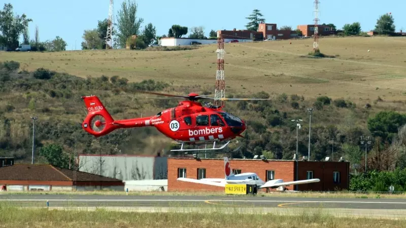04/08/2023 - Un helicòpter dels Bombers a l'aeroport de Sabadell.