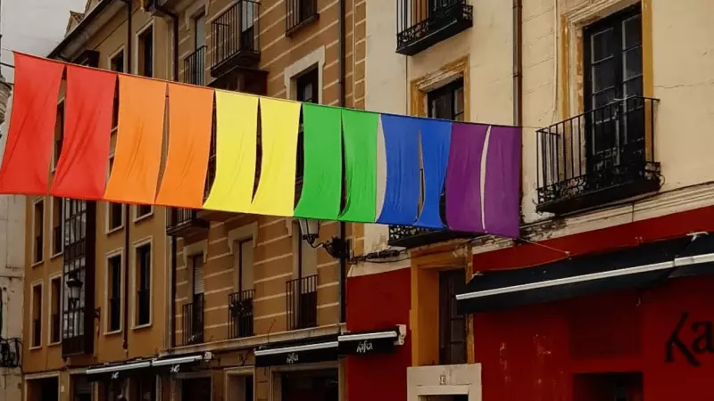 La bandera LGTBI+ que cuelga en la calle del bar Kafka.
