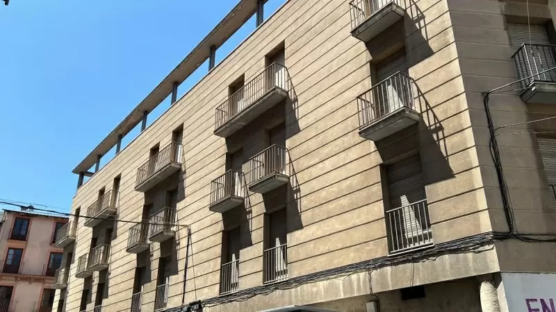 18/05/2023 - Edifici de la Seu d'Urgell on es farà una promoció d'habitatges de protecció oficial.