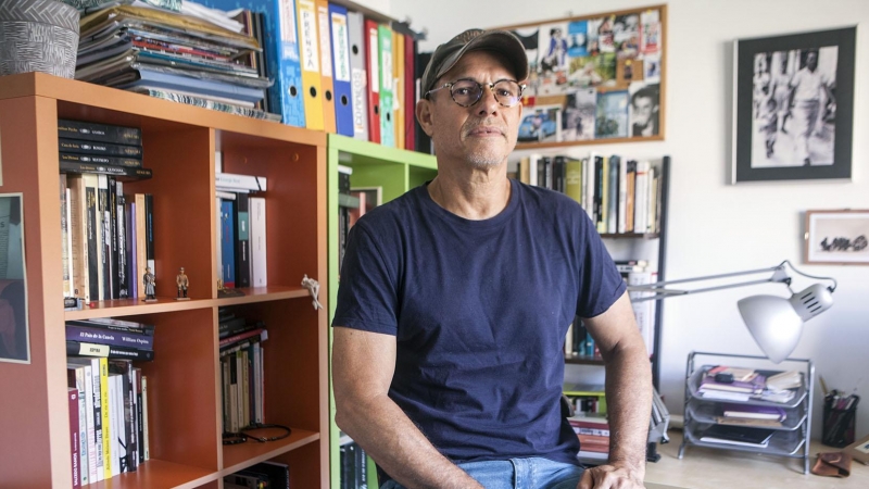 Yezid Arteta, en su casa de Barcelona a pocos días de viajar a Colombia donde será uno de los 11 miembros de la comisión de paz que negociará con las disidencias de las FARC del autodenominado Estado Mayor Central