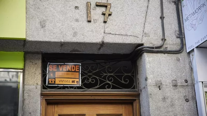 Cartel de una vivienda en venta en el escaparate en el barrio de Almagro, a 12 de marzo de 2023, en Madrid (España). El precio de la vivienda usada en venta subió un 4,2% en febrero de 2023 respecto al mismo mes del año anterior, con un aumento mensual de
