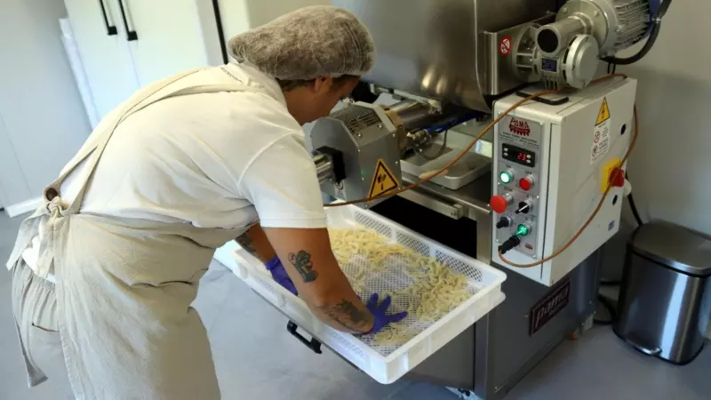 Una de les treballadores de L'Escairador fa pasta sense gluten a l'obrador de Cal Rosal